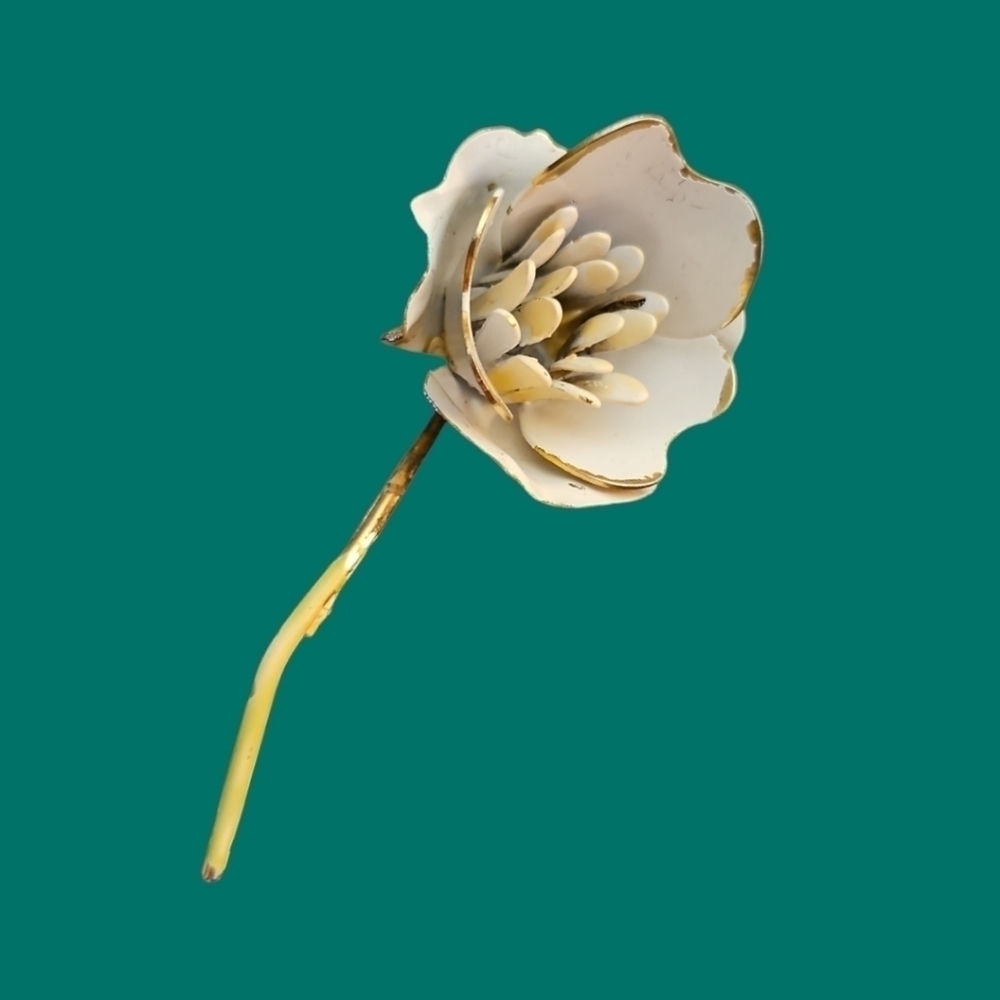 VTG HATTIE CARNEGIE Signed Designer White and Gold Flower Brooch